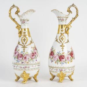 Paire d'Aiguières En Porcelaine De Paris Avec Décor Floral Et Dorures