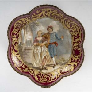 Boîte En Porcelaine Rouge, Signature Sèvres.