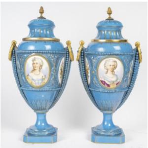 Paire De Vases En Porcelaine, Signature  Sèvres, XIXème Siècle, époque Napoléon III.