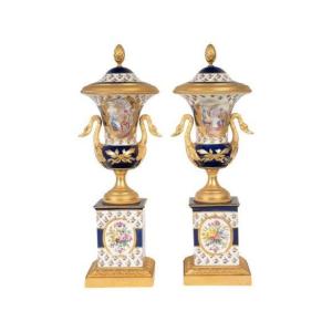 Paire De Vases Couverts En Porcelaine Et Bronze Doré – XIXe Siècle