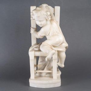 Sculpture En Albâtre – "enfant Jouant Sur Une Chaise", Fin XIXe - Début XXe Siècle