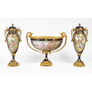 Paire De Cassolettes Couvertes Et Une Coupe Sur Piédouche En Porcelaine 