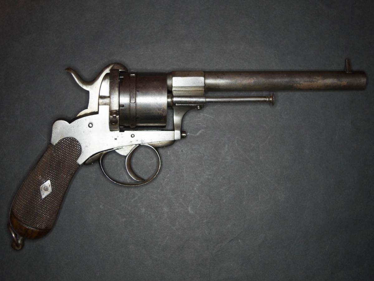 Revolver à Broche, Six Coups, Calibre 12mm. Canon Et Barillet Ronds. Carcasse Ouverte.