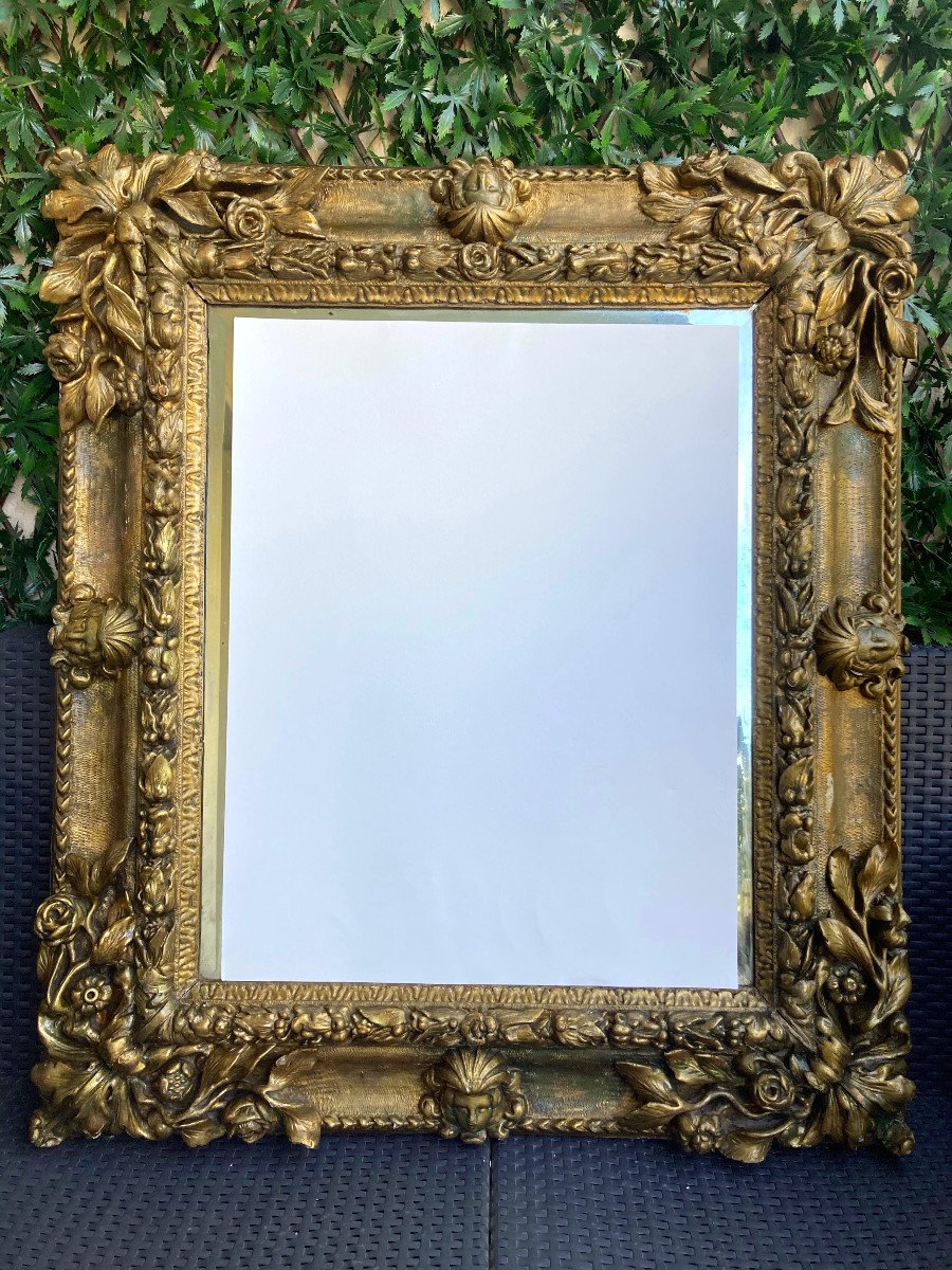 Important Miroir Provençal XVIIéme Siècle En Bois Doré.