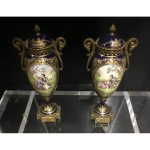 Paire De Vases En Porcelaine