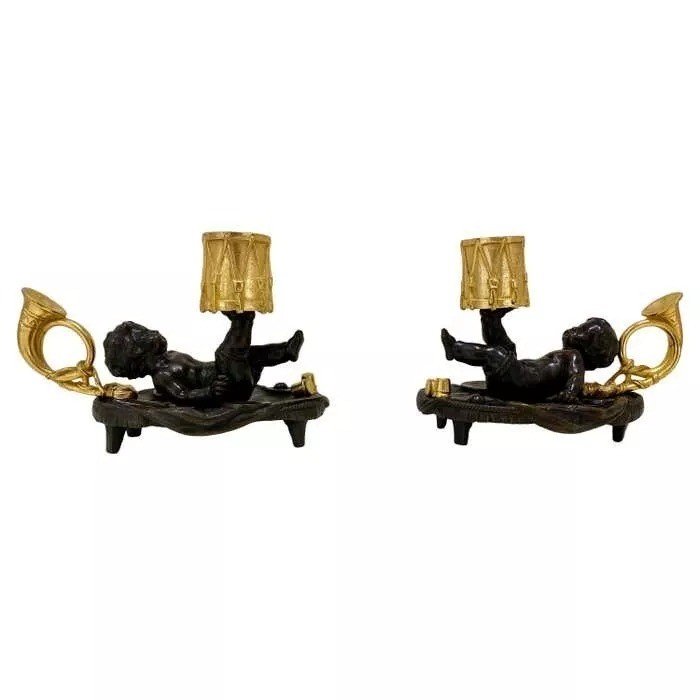 Paire De Bougeoirs De Chambre Anciens En Bronze Doré Et Patiné Avec Chérubins, 19e Siècle