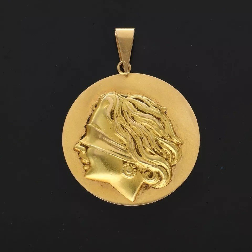 Vintage 18ct Gold Blind Justice Pendant