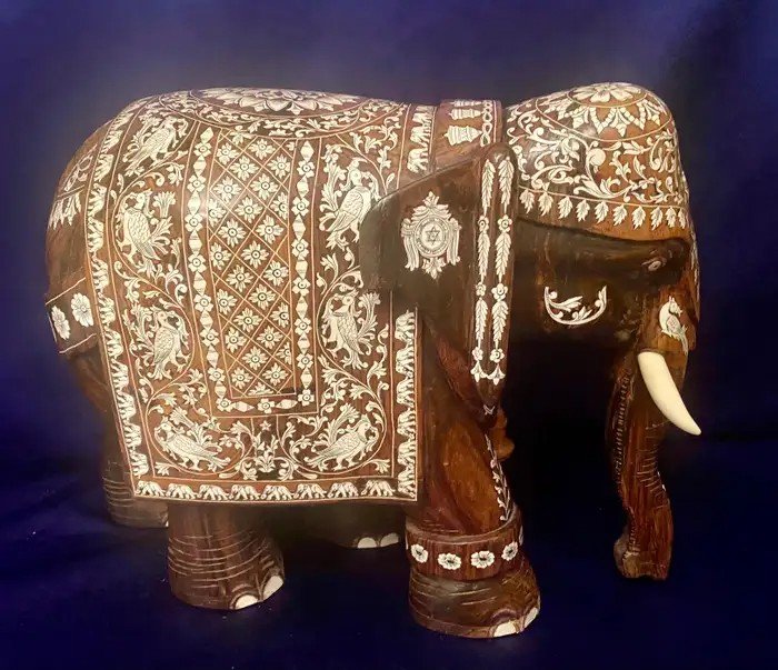 Un grand éléphant anglo-indien en ivoire et en bois de rose incrusté d'os-photo-3