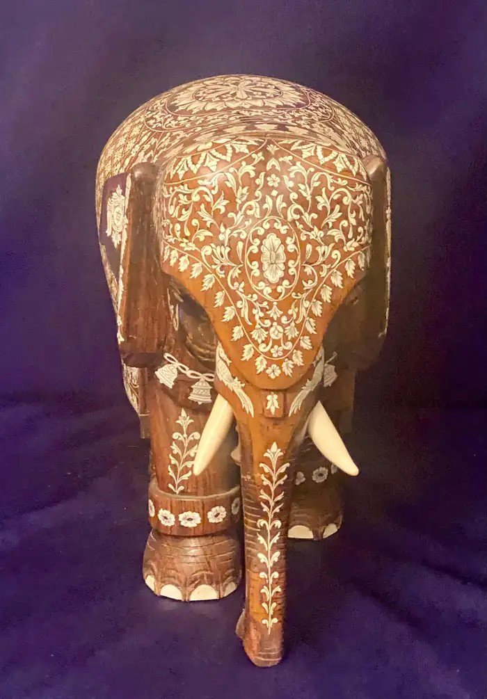 Un grand éléphant anglo-indien en ivoire et en bois de rose incrusté d'os-photo-3