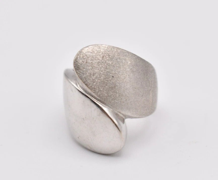 A Mid Century Italian 18ct White Gold Brushed & Polished Ring Ca 1960's. 12gr-photo-2