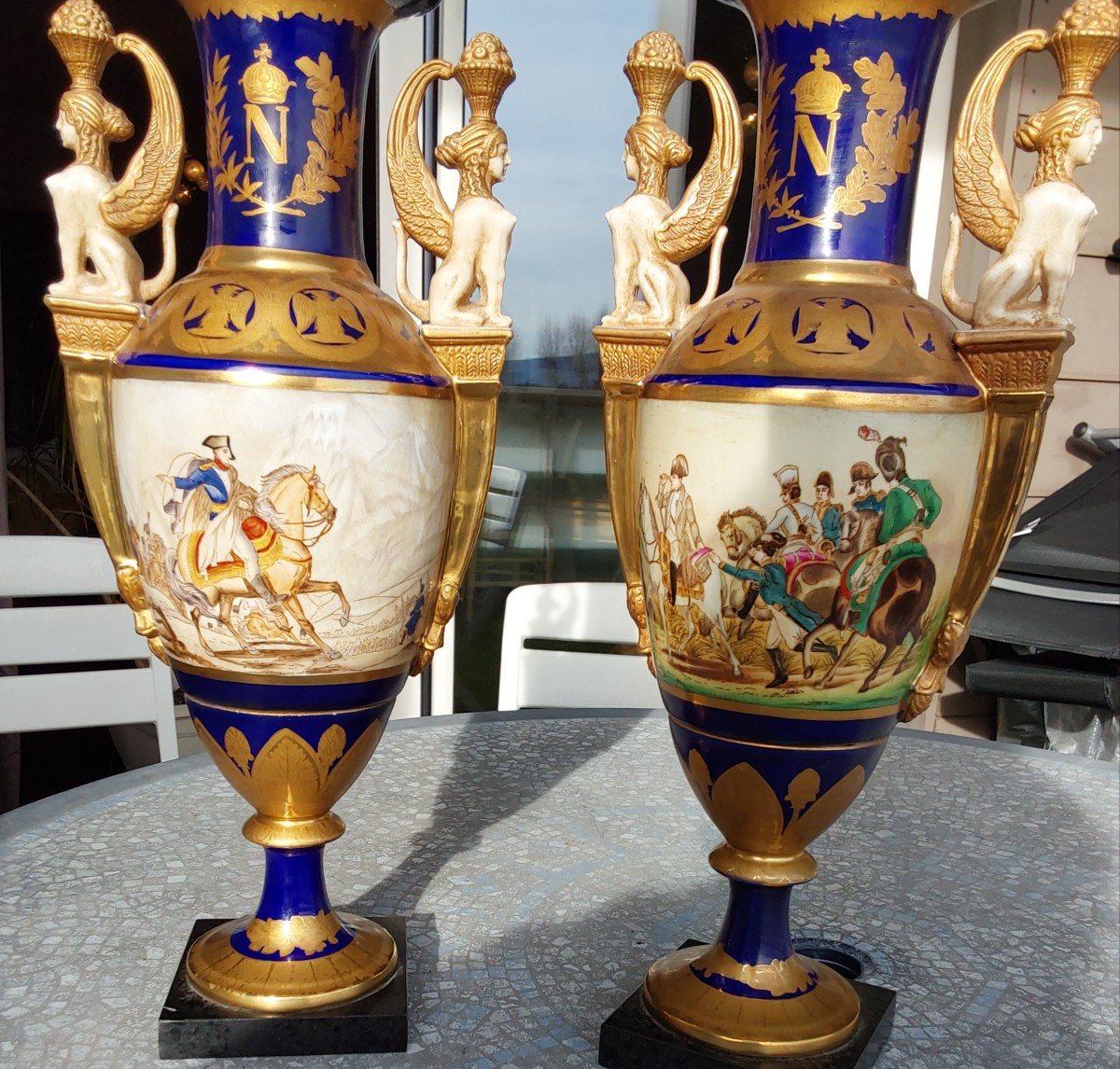 Paire De Vases fuseaux Milieu XIXeme Représentant Napoléon Bonaparte