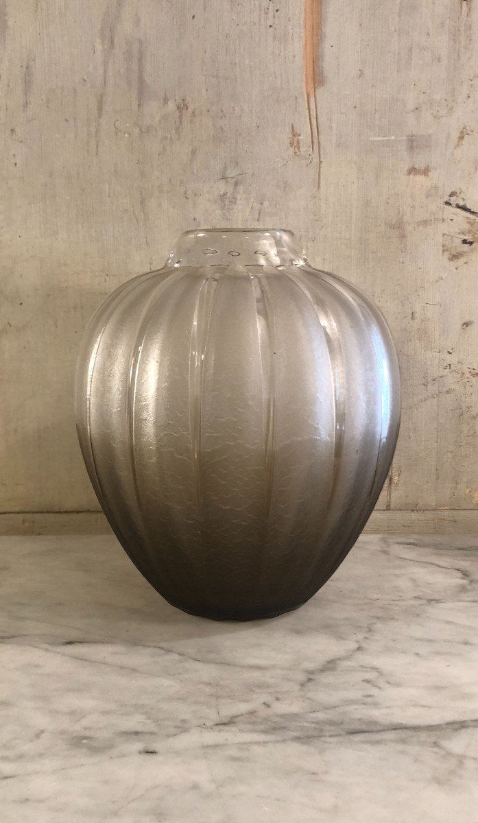 Vase Art-déco En Verre Fumé Et Givré 