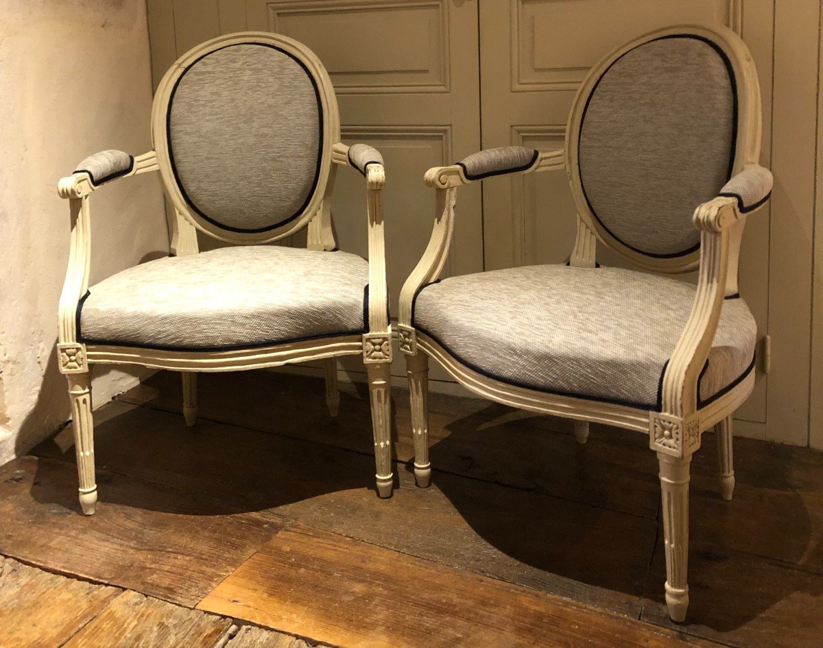 Pair Of Louis XVI Medallion Armchairs In Cabriolet Period 18th Century