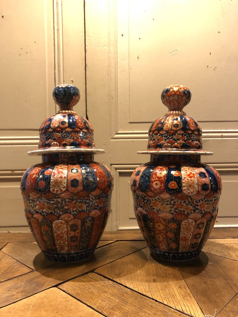 Pair Of Covered Pots In Imari Porcelain, 19th Century