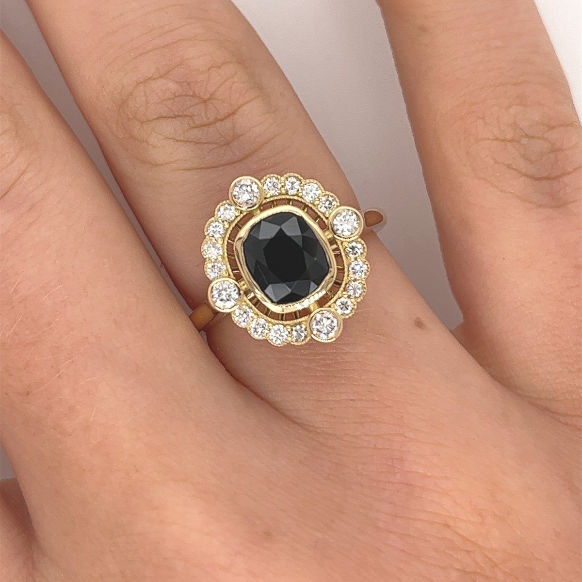 Bague saphir et diamant en or jaune 18 carats sertie d'un saphir naturel de 1,81 carat-photo-1