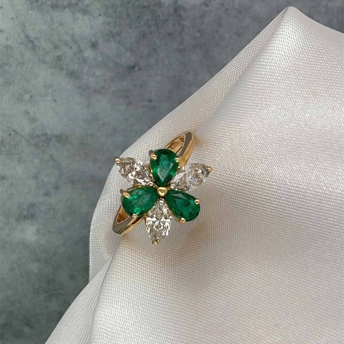 6 Stone Ring In 18k Yellow Gold With 3 Marquise Diamonds And 3 Pear Shaped Emeralds-photo-1