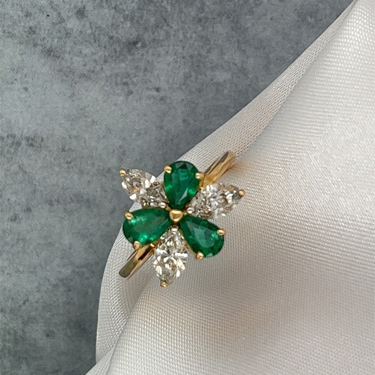 6 Stone Ring In 18k Yellow Gold With 3 Marquise Diamonds And 3 Pear Shaped Emeralds-photo-2