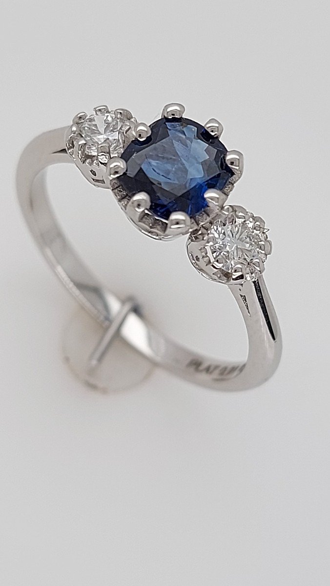 Bague En Platine Avec Saphir Bleu Très Fin De 0,91 Ct à 3 Pierres Et 0,31 Ct De Diamants-photo-2