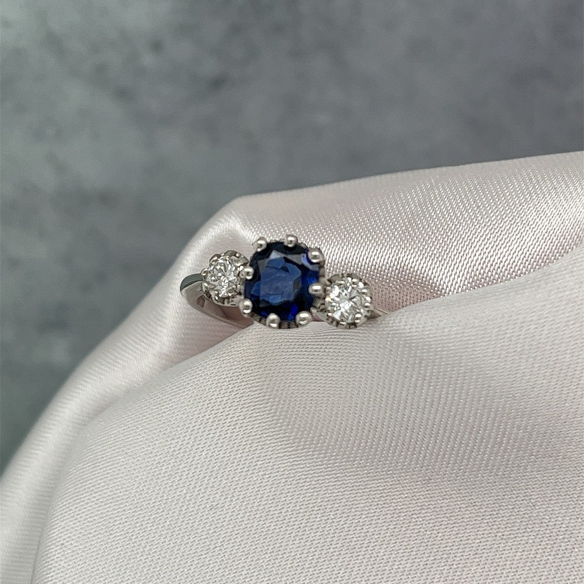 Bague En Platine Avec Saphir Bleu Très Fin De 0,91 Ct à 3 Pierres Et 0,31 Ct De Diamants-photo-1