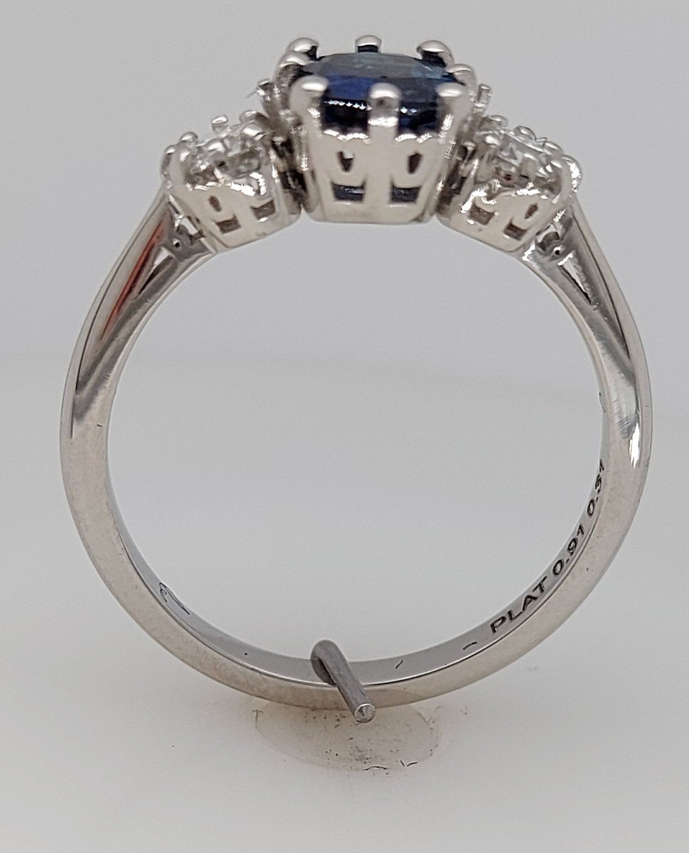 Bague En Platine Avec Saphir Bleu Très Fin De 0,91 Ct à 3 Pierres Et 0,31 Ct De Diamants-photo-2