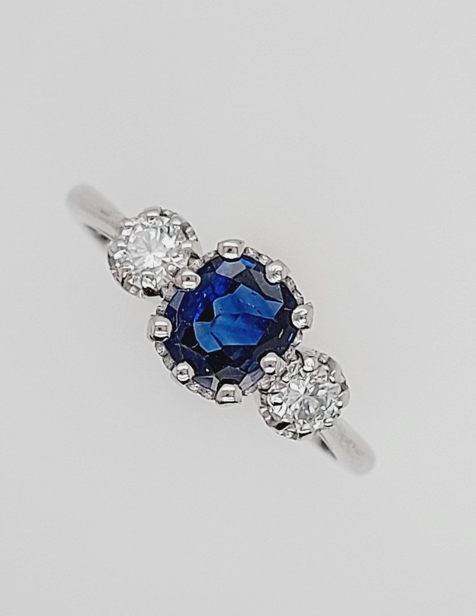 Bague En Platine Avec Saphir Bleu Très Fin De 0,91 Ct à 3 Pierres Et 0,31 Ct De Diamants