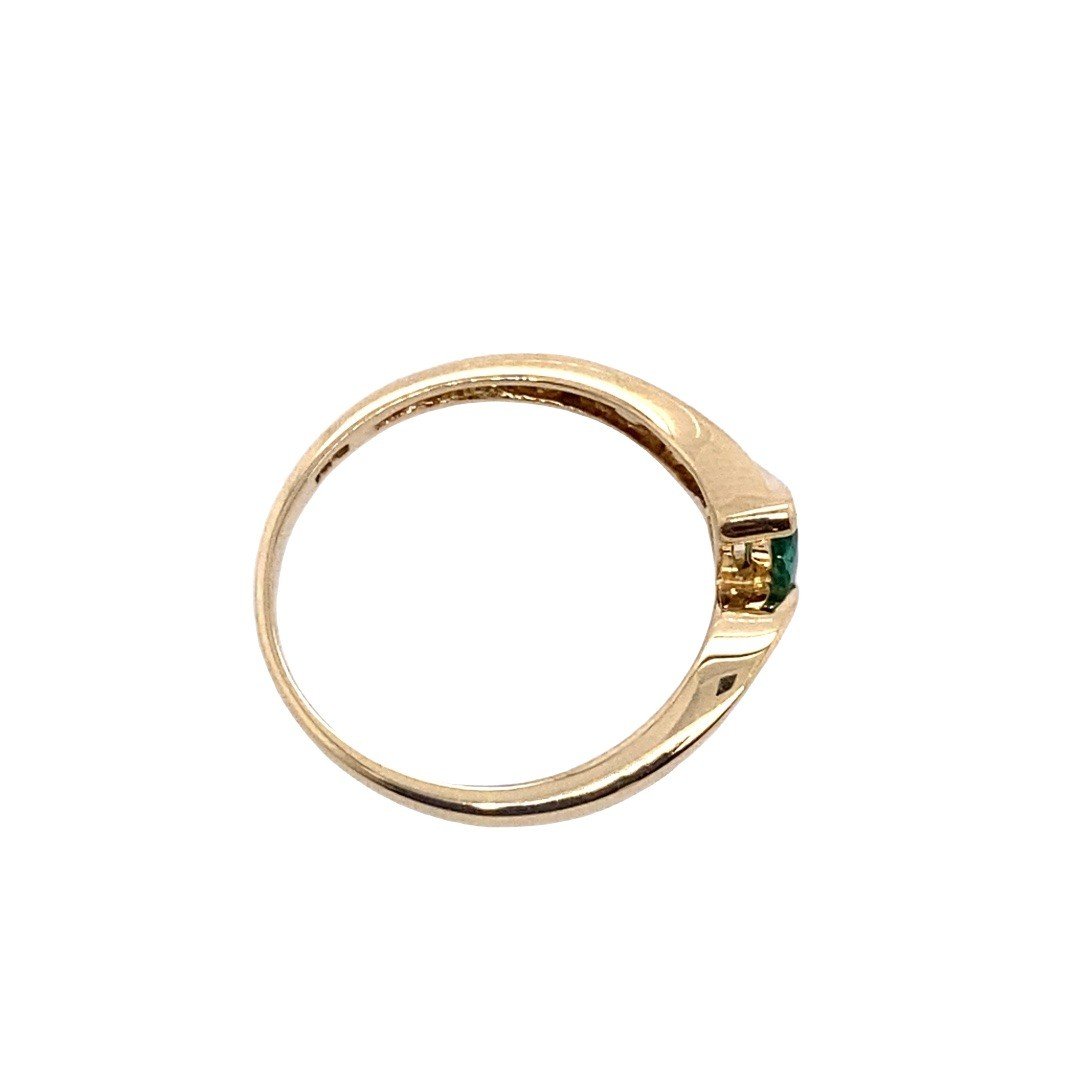 Marquise Emerald Ring, Set In 14k Yellow Gold, With 3 Diamonds On Each Shoulder-photo-2