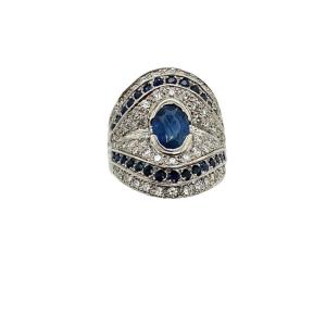 18ct White Gold Fine Quality 0.75ct Oval Sapphire Ring Surrounded By Diamonds