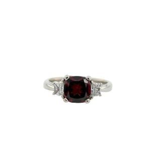 Bague En Platine 1,88 Ct Grenat Et Diamants Sertie De Diamants Effilés De 0,33 Ct