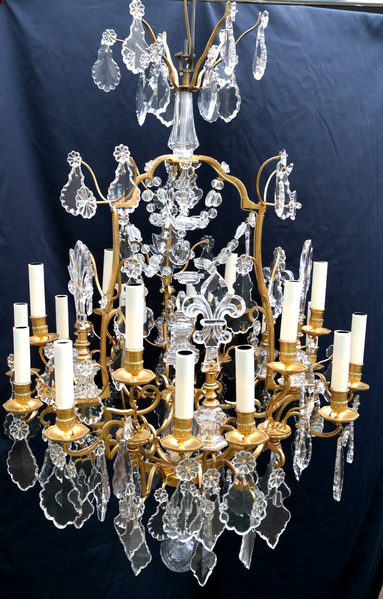 Lustre Cage 18 Lumières Aux Fleurs De Lys En Bronze Doré Et Cristal De Baccarat 19e Siècle