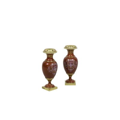 Paire de petits vases en porcelaine rouge et bronze doré, circa 1900 - LS2480331