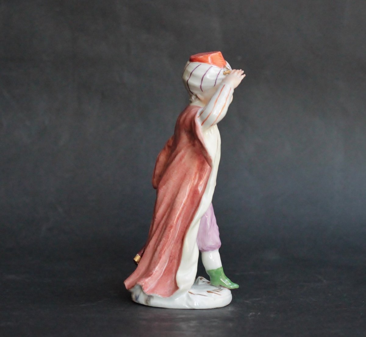 Statuette en porcelaine de Meissen représentant un enfant en costume turc, vers 1750.-photo-1