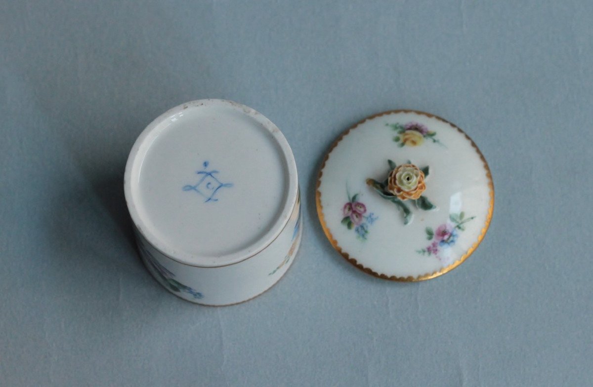 Pot à Crème Ou à Fard En Porcelaine Tendre De Vincennes, Daté C Pour 1755-1756.-photo-2