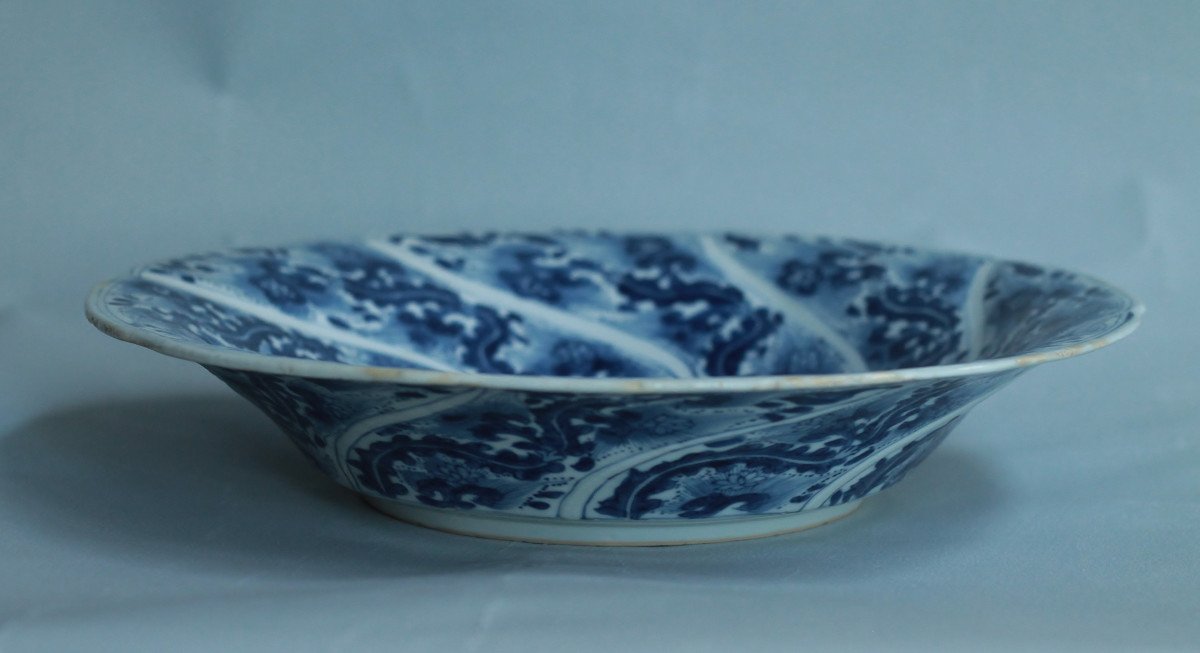Plat En Porcelaine De Chine Décor En Camaïeu Bleu, époque Kangxi (1662-1722).-photo-1