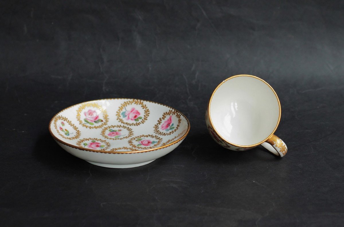 Sèvres Soft Porcelain Cup Decorated With Roses And Garlands - 18th Century-photo-2