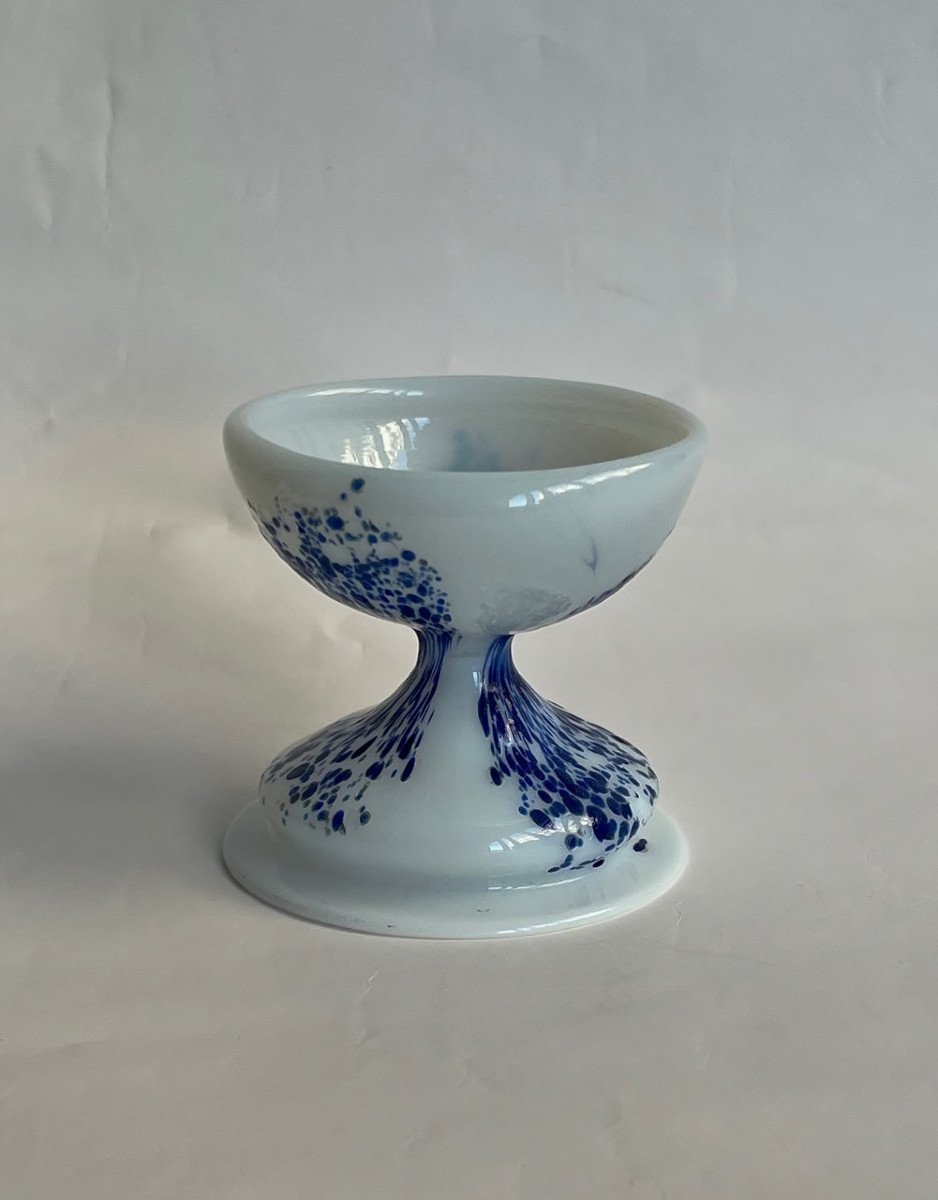 Saleron Sur Piédouche En Verre Opalin Blanc Tacheté De Bleu, Atelier Nivernais, Fin 17e Siècle