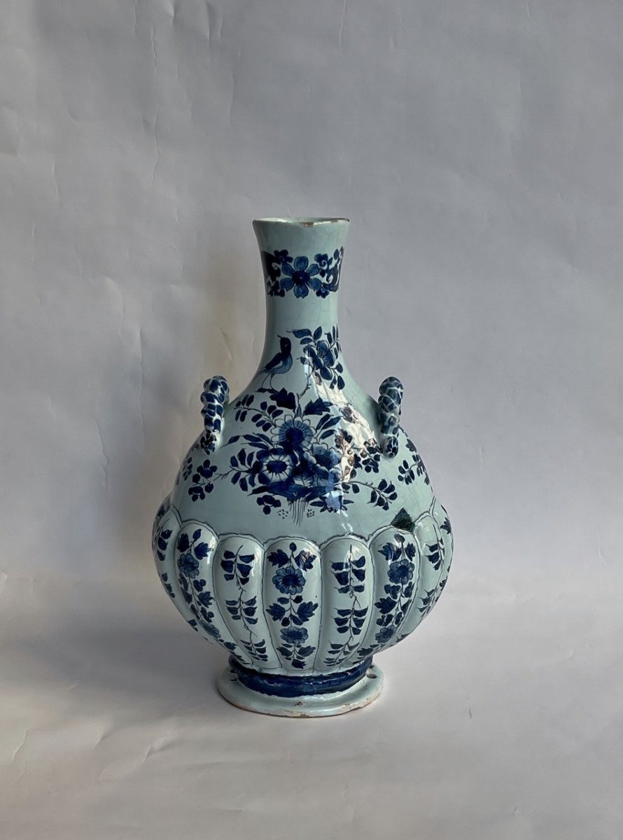 Nevers Earthenware Gourd Vase With Persian Style Blue Camaïeu Decor, 2nd Half Of The 17th Century 