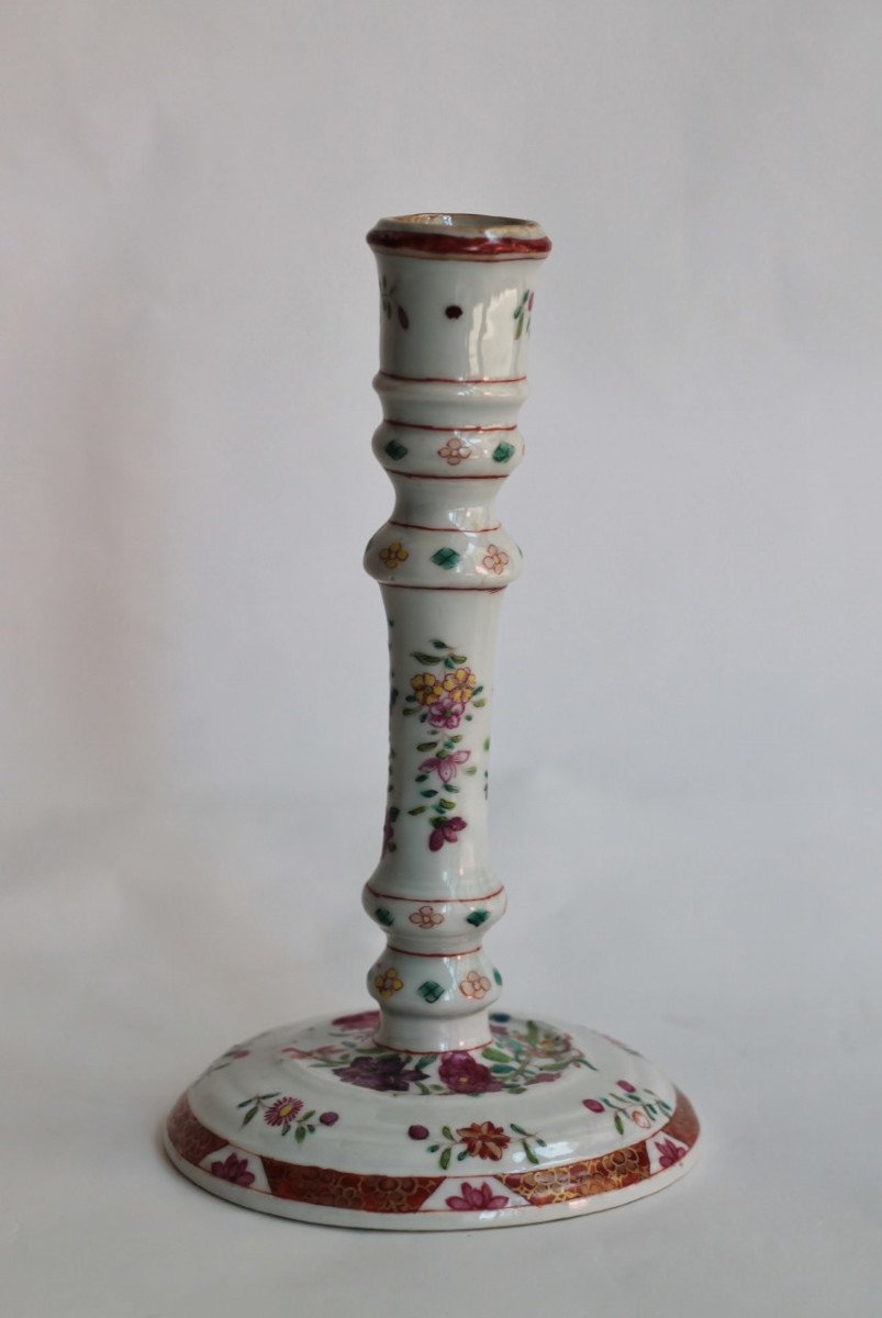 Flambeau En Porcelaine De Chine à Décor Famille Rose. Epoque Qianlong, 18eme Siècle.-photo-1