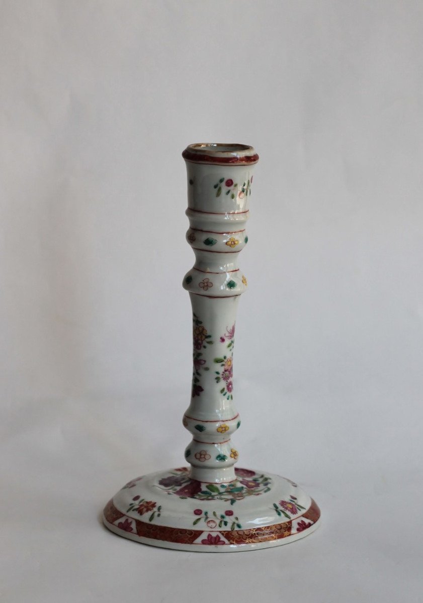 Flambeau En Porcelaine De Chine à Décor Famille Rose. Epoque Qianlong, 18eme Siècle.