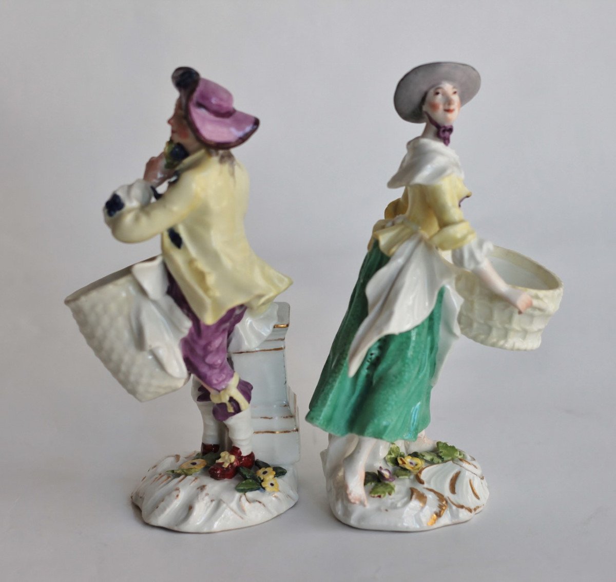 Paire De Statuettes En Porcelaine De Meissen Portant Un Panier Pour Les épices Ou Le Sel. 18e S-photo-2