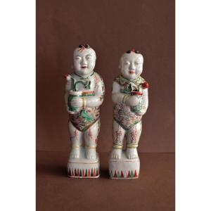 Deux Statuettes De Höhö En Porcelaine De Chine, époque Kangxi (1662-1722).