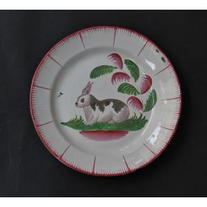 Assiette En Faïence Des Islettes Représentant Un Lapin, Vers 1825/1830.