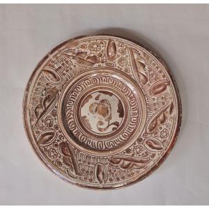 Round Seville Glazed Earthenware Dish With Leaf Decor, Second Quarter Of The 16th Century