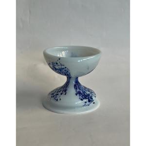 Saleron Sur Piédouche En Verre Opalin Blanc Tacheté De Bleu, Atelier Nivernais, Fin 17e Siècle