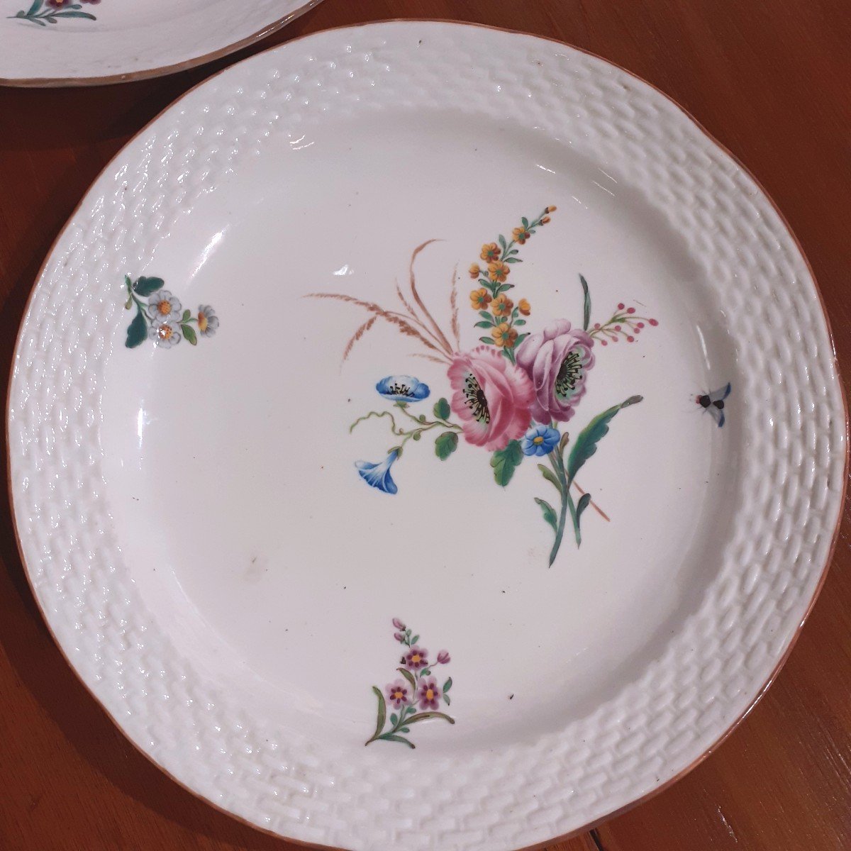 Rare paire d assiette en porcelaine tendre de Chantilly 18 Eme Siecle