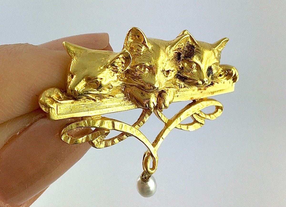 Three Kittens Brooch 19th Century Napoleon III Yellow Gold Fine Pearl Tassel