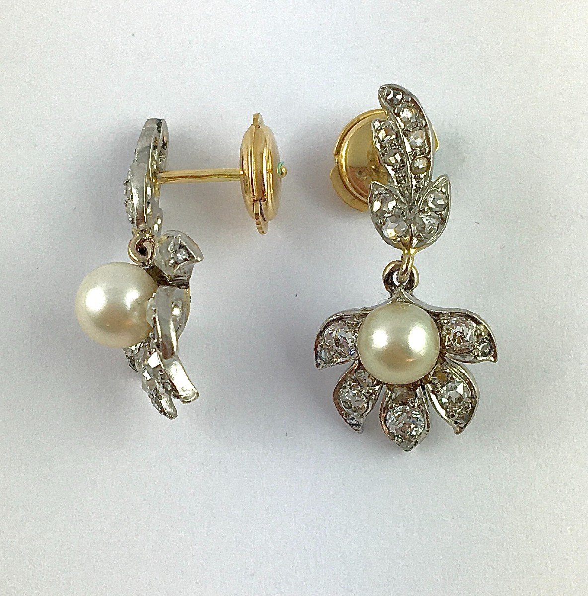 Boucles d'Oreilles Motifs Végétaux Pendants Perles Fines Et Diamants Sur Platine Et Or Jaune -photo-2