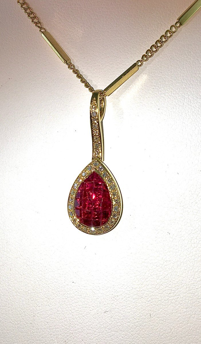 Calibrated Ruby Pear Pendant Set With Mysterious Diamond Surround And Its Yellow Gold Chain -photo-2