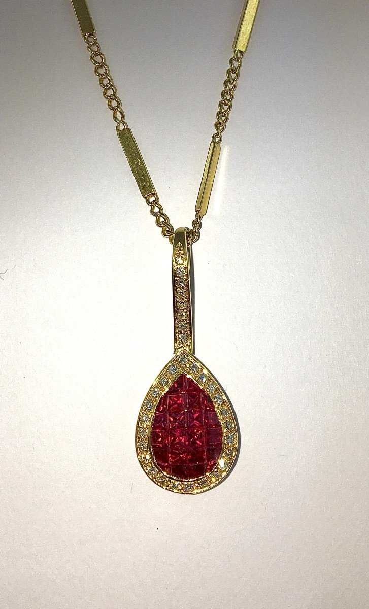 Calibrated Ruby Pear Pendant Set With Mysterious Diamond Surround And Its Yellow Gold Chain -photo-3