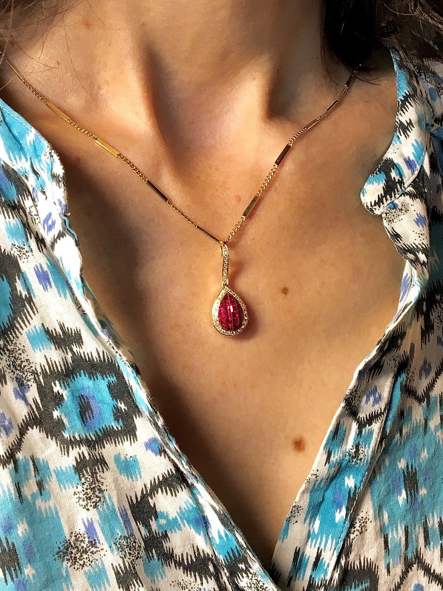 Calibrated Ruby Pear Pendant Set With Mysterious Diamond Surround And Its Yellow Gold Chain -photo-4