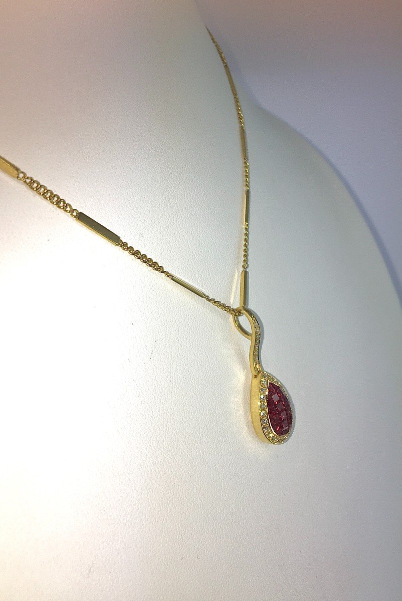 Calibrated Ruby Pear Pendant Set With Mysterious Diamond Surround And Its Yellow Gold Chain -photo-3